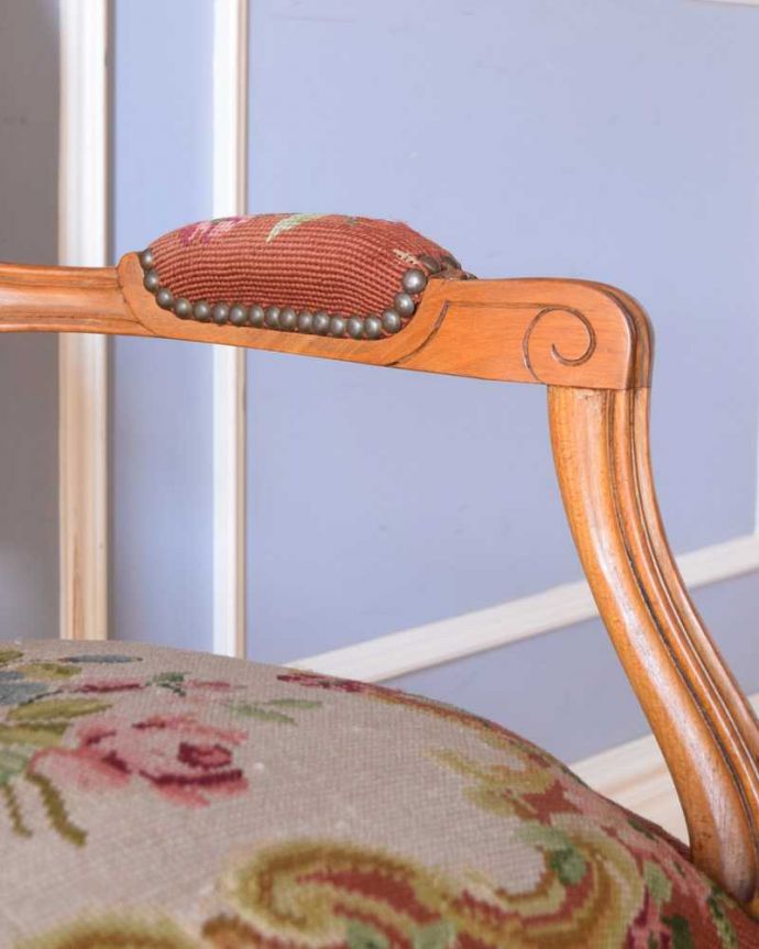 1Pソファ(ラウンジチェア) アンティーク チェア お花の刺繍が美しいアンティークチェア、プチポワンのアーム付きチェア。肘置きにもプチポワン座った時に便利なアームの部分にもプチポワンの刺繍が。(j-647-c)