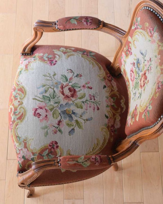 1Pソファ(ラウンジチェア) アンティーク チェア お花の刺繍が美しいアンティークチェア、プチポワンのアーム付きチェア。絵画のような美しさ手刺繍とは思えないほど、細かく美しい絵はまるで絵画の様です。(j-647-c)