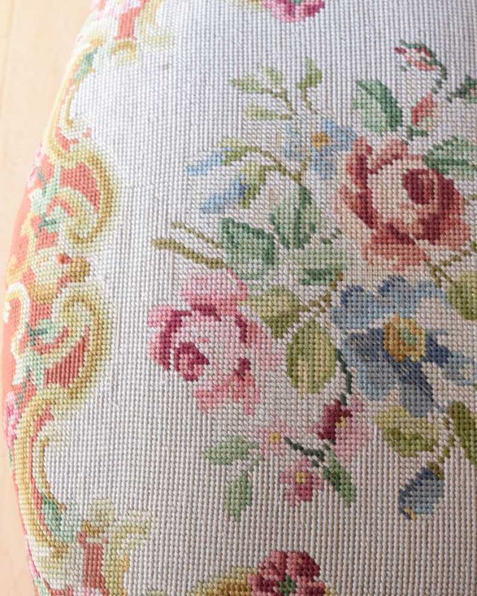 1Pソファ(ラウンジチェア) アンティーク チェア お花の刺繍が美しいアンティークチェア、プチポワンのアーム付きチェア。女性らしいデザインコンディションがいいものを選んできました。(j-647-c)