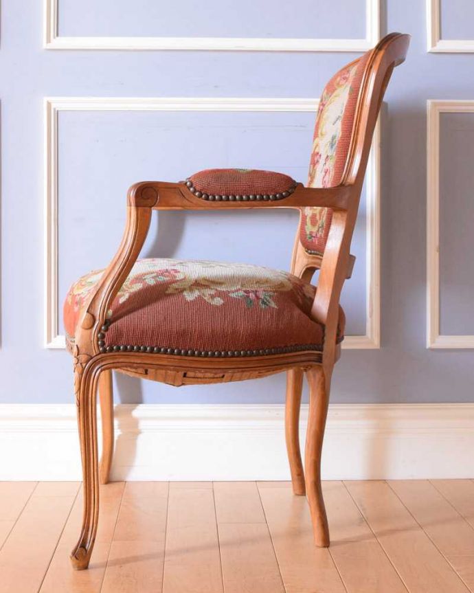 1Pソファ(ラウンジチェア) アンティーク チェア お花の刺繍が美しいアンティークチェア、プチポワンのアーム付きチェア。気品の感じられる横顔横から見ても優雅さは同じく美しいです。(j-647-c)