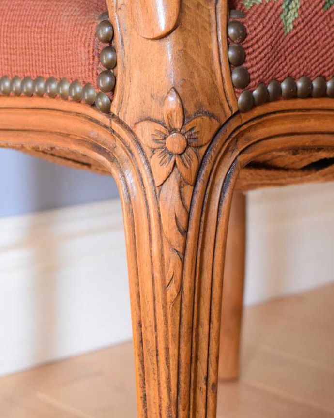 1Pソファ(ラウンジチェア) アンティーク チェア お花の刺繍が美しいアンティークチェア、プチポワンのアーム付きチェア。フランスらしい彫が彩ります。(j-647-c)