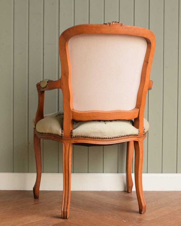 1Pソファ(ラウンジチェア)　アンティーク チェア　フランスのアンティークチェア、お花模様が優雅なプチポワンアームチェア。後ろ姿からも感じられる気品アンティークチェアは、新品ではないので経年変化によるキズはありますが、専門の職人が修復したので安心してお使い下さい。(j-649-c)