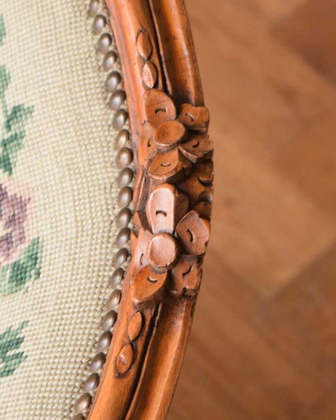 1Pソファ(ラウンジチェア)　アンティーク チェア　フランスのアンティークチェア、お花模様が優雅なプチポワンアームチェア。刺繍だけじゃなく彫も美しい背もたれの上には美しい彫が。(j-649-c)