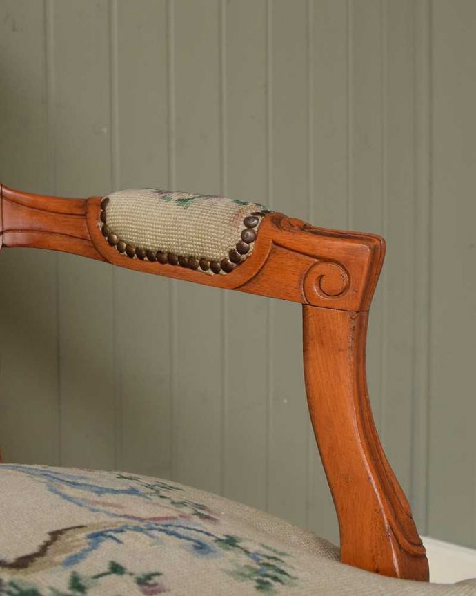 1Pソファ(ラウンジチェア)　アンティーク チェア　フランスのアンティークチェア、お花模様が優雅なプチポワンアームチェア。肘置きにもプチポワン座った時に便利なアームの部分にもプチポワンの刺繍が。(j-649-c)