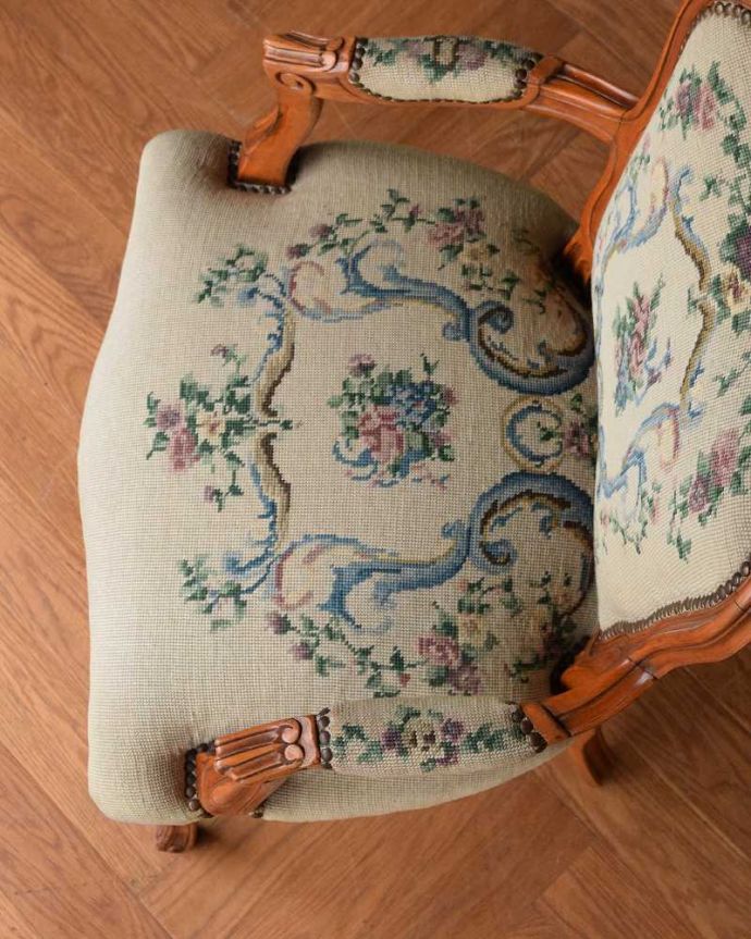 1Pソファ(ラウンジチェア)　アンティーク チェア　フランスのアンティークチェア、お花模様が優雅なプチポワンアームチェア。絵画のような美しさ手刺繍とは思えないほど、細かく美しい絵はまるで絵画の様です。(j-649-c)