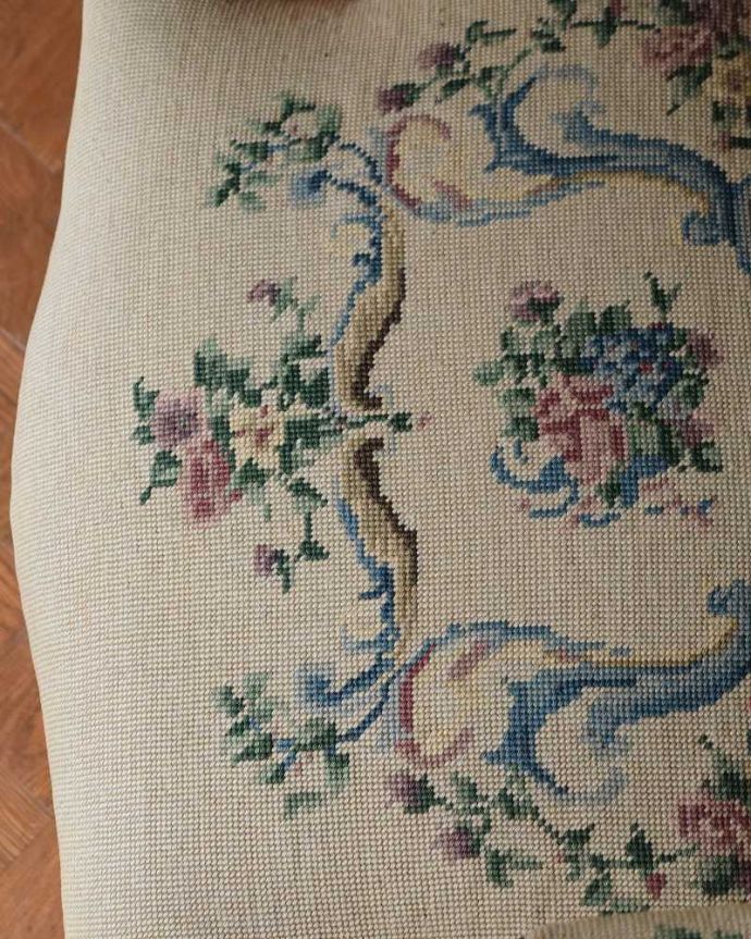 1Pソファ(ラウンジチェア)　アンティーク チェア　フランスのアンティークチェア、お花模様が優雅なプチポワンアームチェア。女性らしいデザインコンディションがいいものを選んできました。(j-649-c)