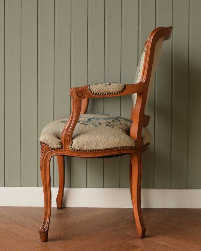 1Pソファ(ラウンジチェア)　アンティーク チェア　フランスのアンティークチェア、お花模様が優雅なプチポワンアームチェア。気品の感じられる横顔横から見ても優雅さは同じく美しいです。(j-649-c)