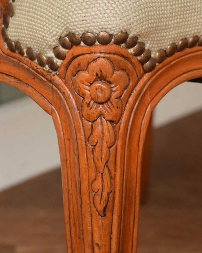 1Pソファ(ラウンジチェア)　アンティーク チェア　フランスのアンティークチェア、お花模様が優雅なプチポワンアームチェア。フランスらしい彫が彩ります。(j-649-c)