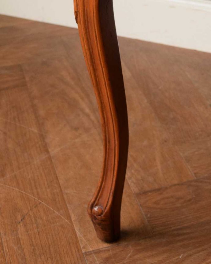 1Pソファ(ラウンジチェア)　アンティーク チェア　フランスのアンティークチェア、お花模様が優雅なプチポワンアームチェア。移動もラクラクの理由は…Handleのアンティークチェアの脚の裏には、フェルトキーパーをお付けしていますので、持ち上げず床を滑らせてお使い頂けます。(j-649-c)