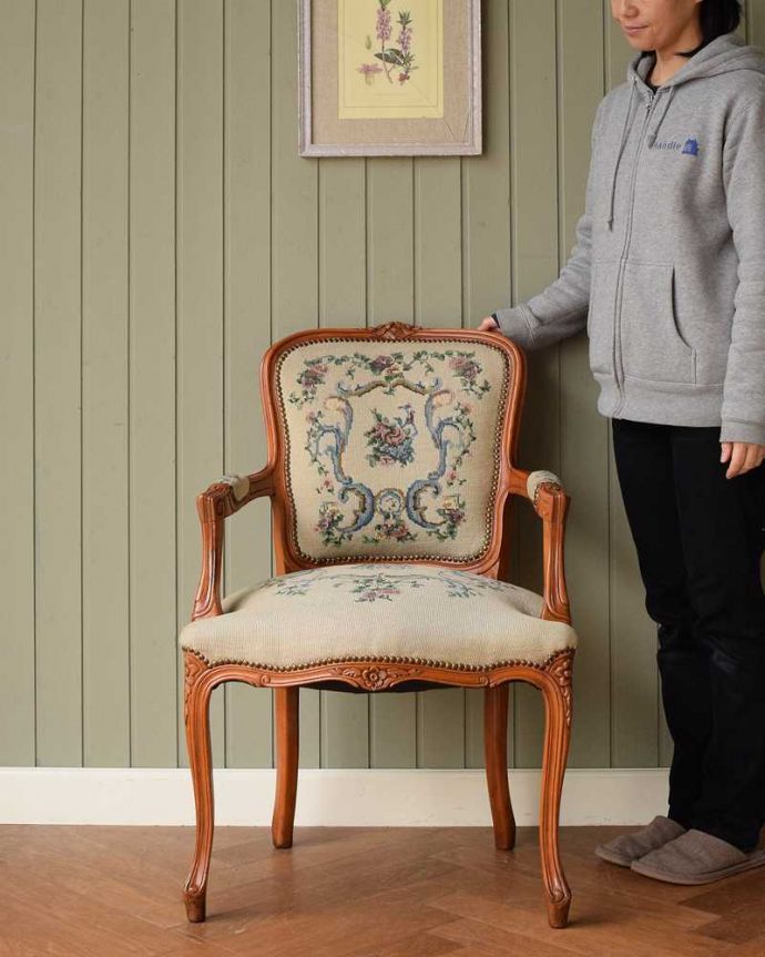 1Pソファ(ラウンジチェア)　アンティーク チェア　フランスのアンティークチェア、お花模様が優雅なプチポワンアームチェア。女性らしさたっぷり。(j-649-c)