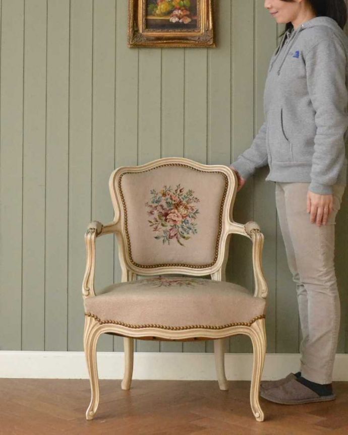 1Pソファ(ラウンジチェア) アンティーク チェア 美しいお花の刺繍が入ったアンティークチェア、プチポワンのアーム付きチェア。女性らしさたっぷり。(j-650-c)