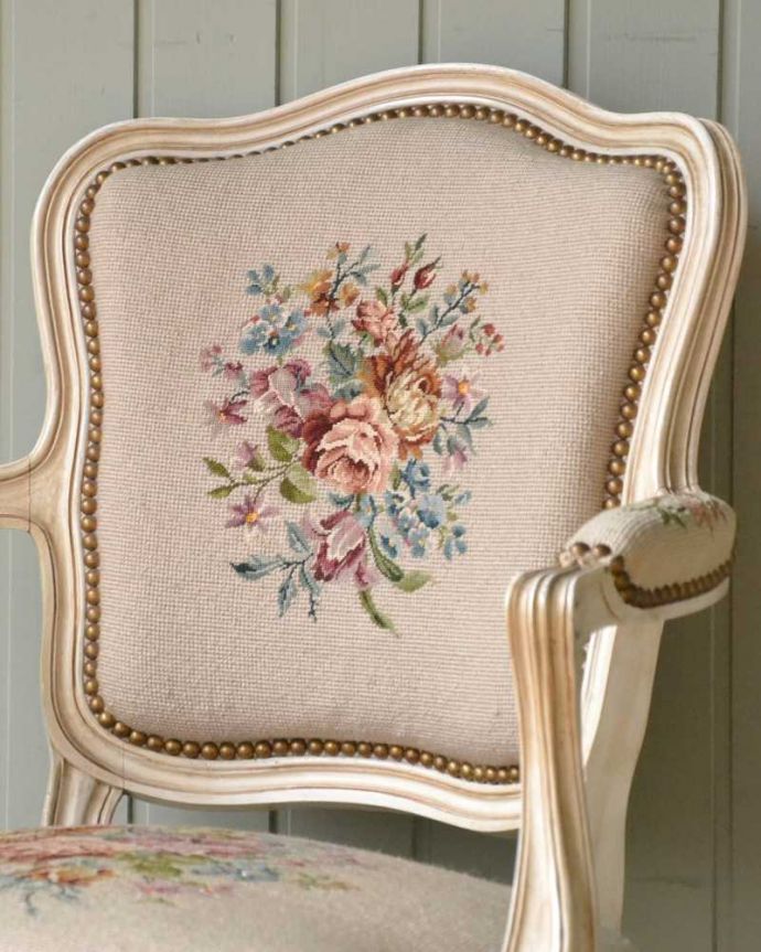 1Pソファ(ラウンジチェア) アンティーク チェア 美しいお花の刺繍が入ったアンティークチェア、プチポワンのアーム付きチェア。マリーアントワネットが愛した刺繍プチポワンとは18〜19世紀にかけて宮廷の貴婦人たちが余暇に楽しんだ刺繍のこと。(j-650-c)