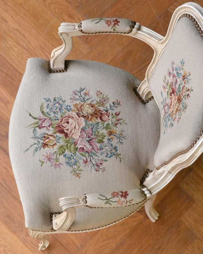 1Pソファ(ラウンジチェア) アンティーク チェア 美しいお花の刺繍が入ったアンティークチェア、プチポワンのアーム付きチェア。絵画のような美しさ手刺繍とは思えないほど、細かく美しい絵はまるで絵画の様です。(j-650-c)