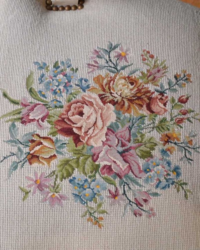 1Pソファ(ラウンジチェア) アンティーク チェア 美しいお花の刺繍が入ったアンティークチェア、プチポワンのアーム付きチェア。女性らしいデザインコンディションがいいものを選んできました。(j-650-c)