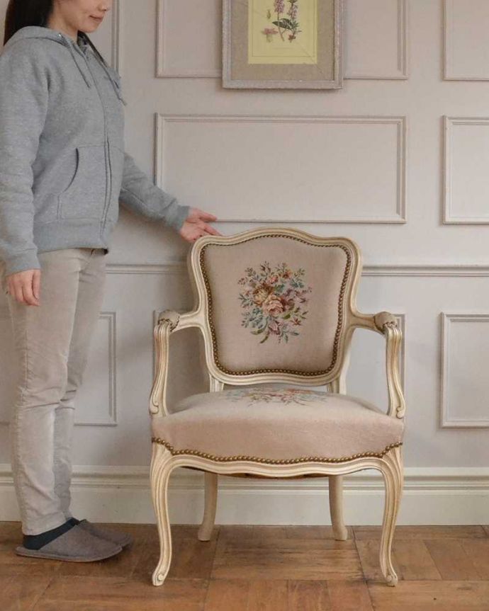 1Pソファ(ラウンジチェア)　アンティーク チェア　美しいお花の刺繍が入ったアンティークチェア、プチポワンのアーム付きチェア。女性らしさたっぷり。(j-651-c)