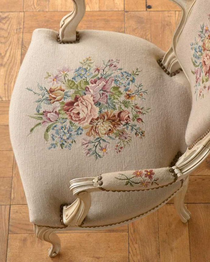 1Pソファ(ラウンジチェア)　アンティーク チェア　美しいお花の刺繍が入ったアンティークチェア、プチポワンのアーム付きチェア。絵画のような美しさ手刺繍とは思えないほど、細かく美しい絵はまるで絵画の様です。(j-651-c)
