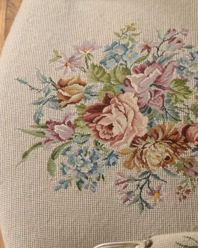 1Pソファ(ラウンジチェア)　アンティーク チェア　美しいお花の刺繍が入ったアンティークチェア、プチポワンのアーム付きチェア。女性らしいデザインコンディションがいいものを選んできました。(j-651-c)