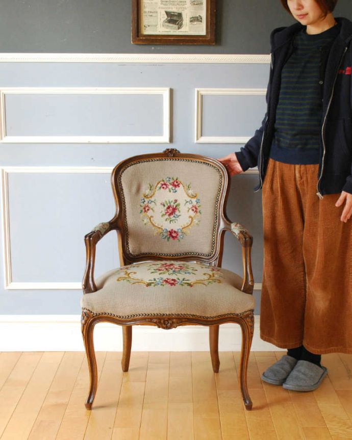 1Pソファ(ラウンジチェア)　アンティーク チェア　フランス生まれのサロンチェア、赤いローズのアンティークプチポワンチェア。女性らしさたっぷり。(j-653-c)