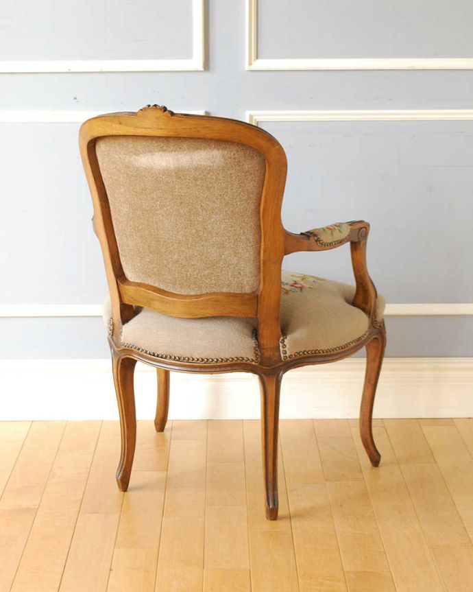 1Pソファ(ラウンジチェア)　アンティーク チェア　フランス生まれのサロンチェア、赤いローズのアンティークプチポワンチェア。後ろ姿からも感じられる気品アンティークチェアは、新品ではないので経年変化によるキズはありますが、専門の職人が修復したので安心してお使い下さい。(j-653-c)