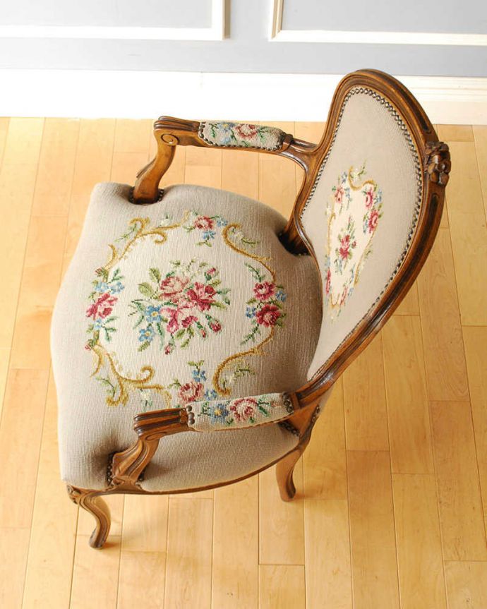 1Pソファ(ラウンジチェア)　アンティーク チェア　フランス生まれのサロンチェア、赤いローズのアンティークプチポワンチェア。絵画のような美しさ手刺繍とは思えないほど、細かく美しい絵はまるで絵画の様です。(j-653-c)
