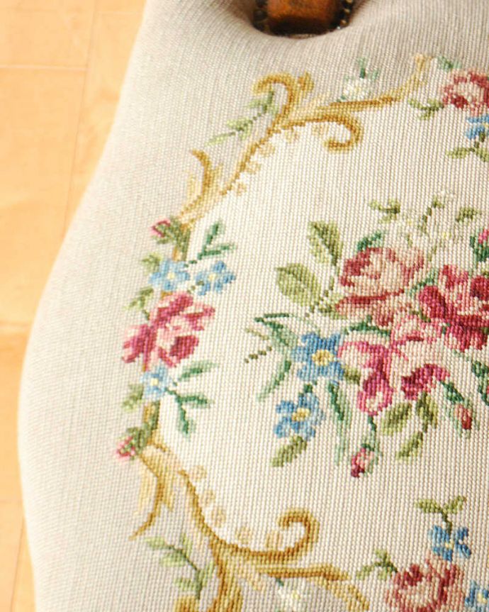 1Pソファ(ラウンジチェア)　アンティーク チェア　フランス生まれのサロンチェア、赤いローズのアンティークプチポワンチェア。女性らしいデザインコンディションがいいものを選んできました。(j-653-c)