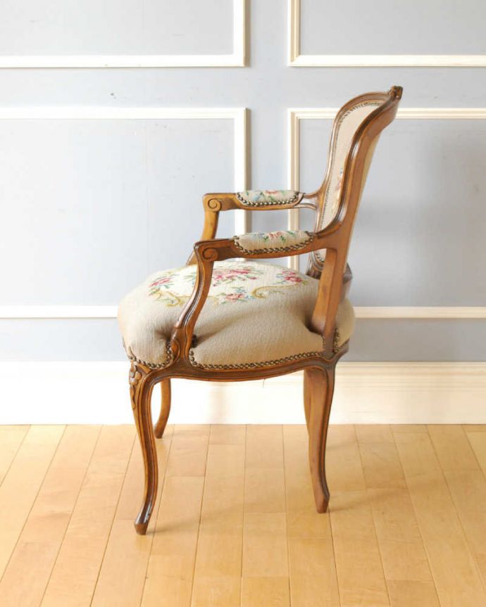 1Pソファ(ラウンジチェア)　アンティーク チェア　フランス生まれのサロンチェア、赤いローズのアンティークプチポワンチェア。気品の感じられる横顔横から見ても優雅さは同じく美しいです。(j-653-c)