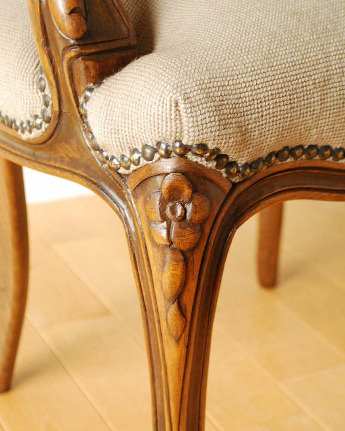 1Pソファ(ラウンジチェア)　アンティーク チェア　フランス生まれのサロンチェア、赤いローズのアンティークプチポワンチェア。フランスらしい彫が彩ります。(j-653-c)