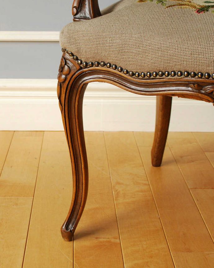 1Pソファ(ラウンジチェア)　アンティーク チェア　フランス生まれのサロンチェア、赤いローズのアンティークプチポワンチェア。移動もラクラクの理由は…Handleのアンティークチェアの脚の裏には、フェルトキーパーをお付けしていますので、持ち上げず床を滑らせてお使い頂けます。(j-653-c)