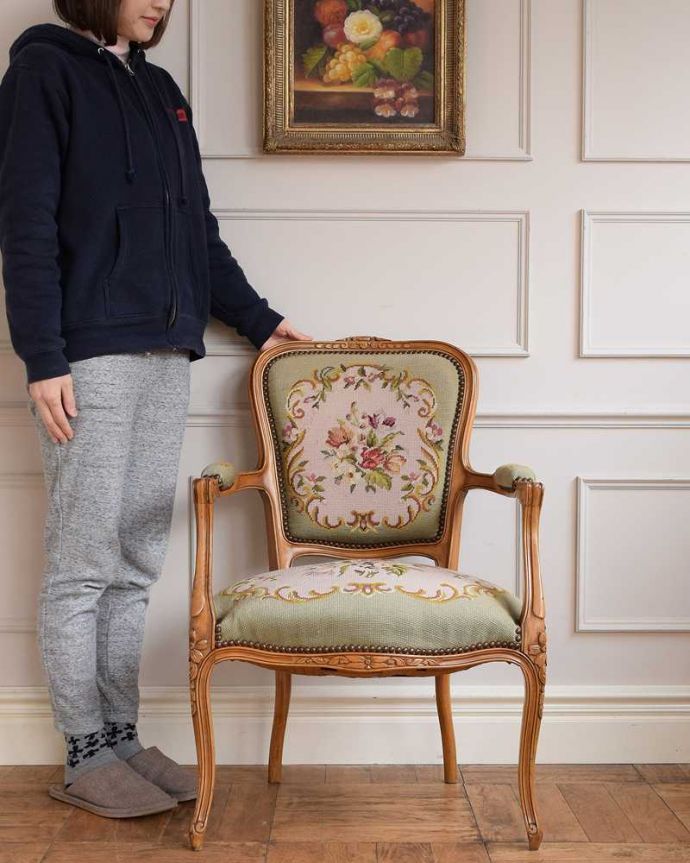 1Pソファ(ラウンジチェア)　アンティーク チェア　フランス生まれの刺繍が美しいアンティークプチポワンチェア。女性らしさたっぷり。(j-654-c)