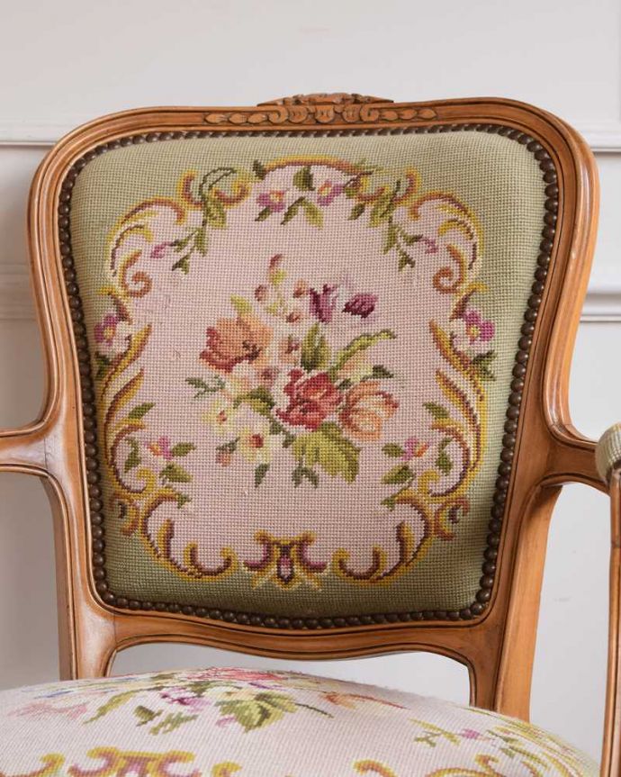 1Pソファ(ラウンジチェア)　アンティーク チェア　フランス生まれの刺繍が美しいアンティークプチポワンチェア。マリーアントワネットが愛した刺繍プチポワンとは18〜19世紀にかけて宮廷の貴婦人たちが余暇に楽しんだ刺繍のこと。(j-654-c)