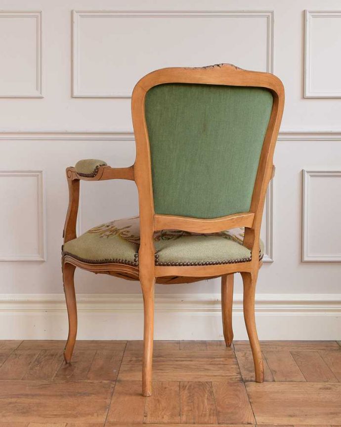 1Pソファ(ラウンジチェア)　アンティーク チェア　フランス生まれの刺繍が美しいアンティークプチポワンチェア。後ろ姿からも感じられる気品アンティークチェアは、新品ではないので経年変化によるキズはありますが、専門の職人が修復したので安心してお使い下さい。(j-654-c)