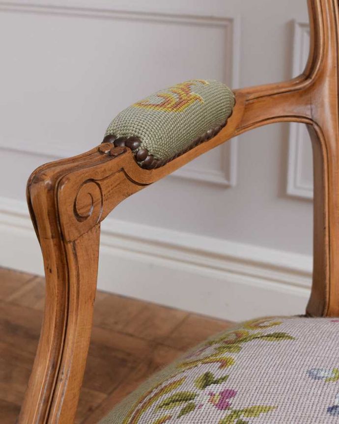 1Pソファ(ラウンジチェア)　アンティーク チェア　フランス生まれの刺繍が美しいアンティークプチポワンチェア。肘置きにもプチポワン座った時に便利なアームの部分にもプチポワンの刺繍が。(j-654-c)