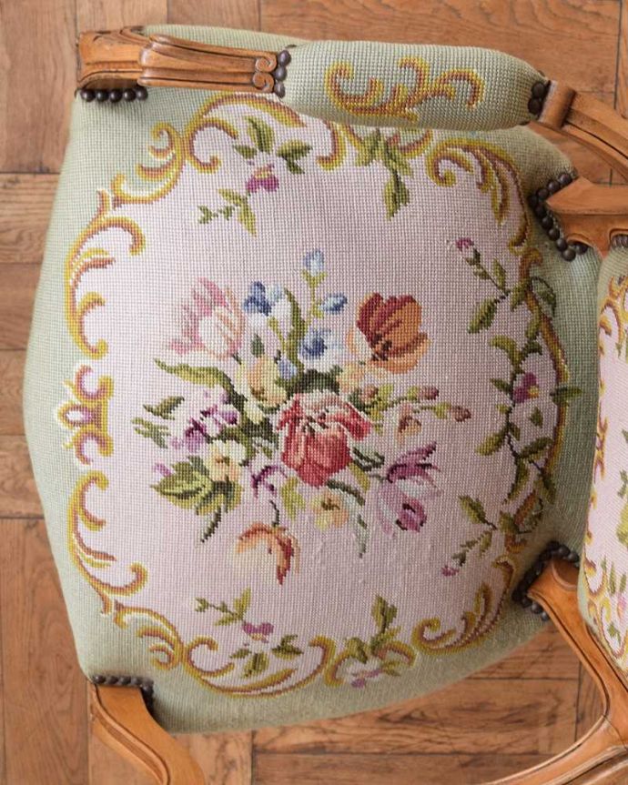 1Pソファ(ラウンジチェア)　アンティーク チェア　フランス生まれの刺繍が美しいアンティークプチポワンチェア。絵画のような美しさ手刺繍とは思えないほど、細かく美しい絵はまるで絵画の様です。(j-654-c)