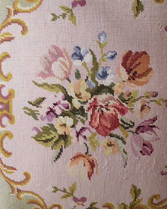 1Pソファ(ラウンジチェア)　アンティーク チェア　フランス生まれの刺繍が美しいアンティークプチポワンチェア。女性らしいデザインコンディションがいいものを選んできました。(j-654-c)