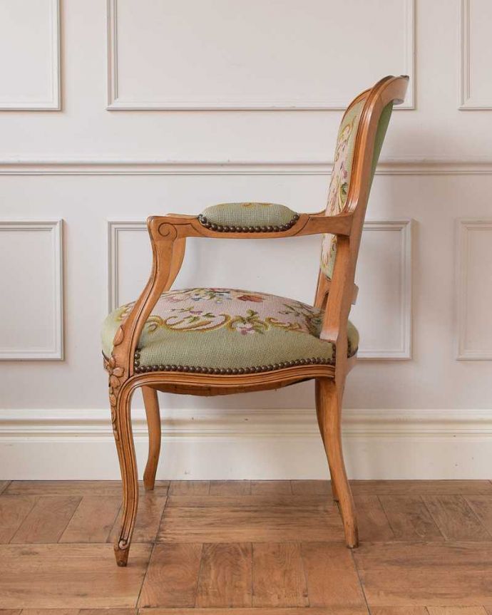 1Pソファ(ラウンジチェア)　アンティーク チェア　フランス生まれの刺繍が美しいアンティークプチポワンチェア。気品の感じられる横顔横から見ても優雅さは同じく美しいです。(j-654-c)