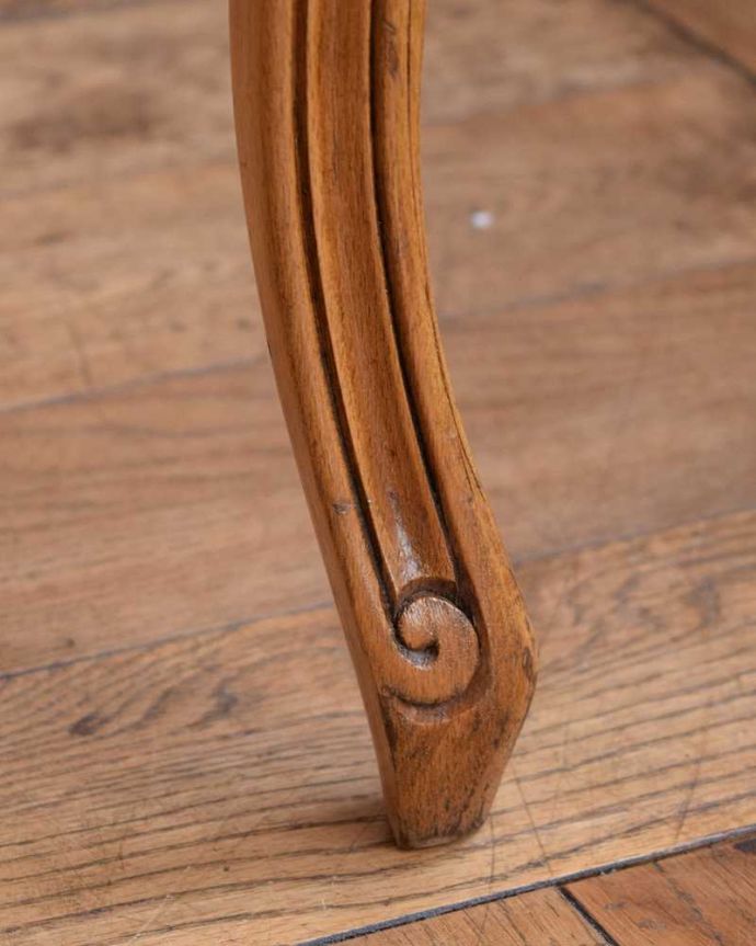 1Pソファ(ラウンジチェア)　アンティーク チェア　フランス生まれの刺繍が美しいアンティークプチポワンチェア。移動もラクラクの理由は…Handleのアンティークチェアの脚の裏には、フェルトキーパーをお付けしていますので、持ち上げず床を滑らせてお使い頂けます。(j-654-c)