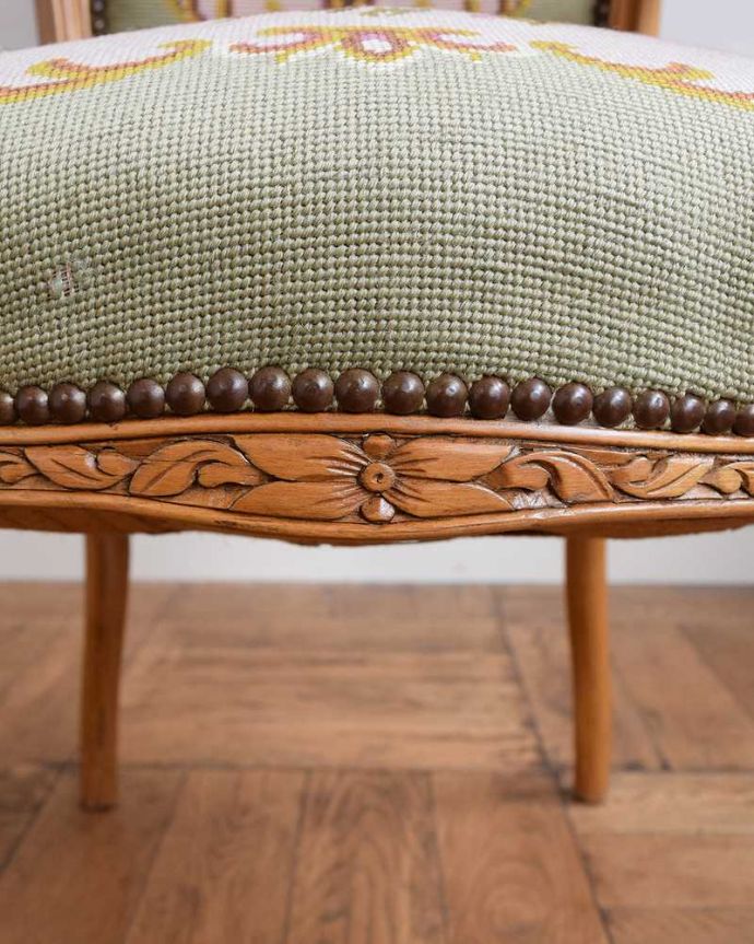 1Pソファ(ラウンジチェア)　アンティーク チェア　フランス生まれの刺繍が美しいアンティークプチポワンチェア。フランスらしい彫りフランスらしさの象徴とも言える、優雅な彫りの装飾。(j-654-c)