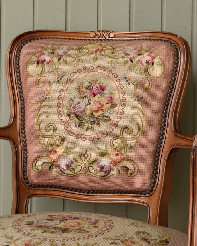 1Pソファ(ラウンジチェア)　アンティーク チェア　フランス生まれのサロンチェア、華やかなピンクのアンティークプチポワンチェア。マリーアントワネットが愛した刺繍プチポワンとは18〜19世紀にかけて宮廷の貴婦人たちが余暇に楽しんだ刺繍のこと。(j-655-c)