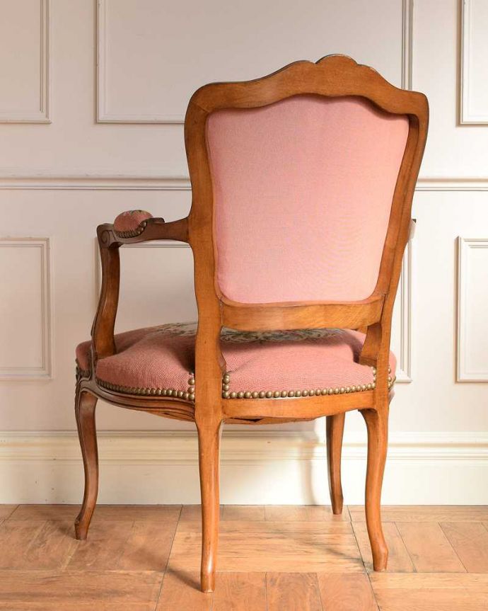 1Pソファ(ラウンジチェア) アンティーク チェア フランス生まれのエレガントなアンティークチェア、プチポワンのアームチェア(ピンク) 。後ろ姿からも感じられる気品アンティークチェアは、新品ではないので経年変化によるキズはありますが、専門の職人が修復したので安心してお使い下さい。(j-659-c)