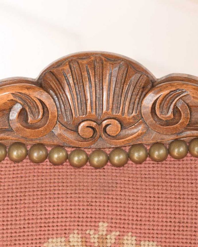 1Pソファ(ラウンジチェア) アンティーク チェア フランス生まれのエレガントなアンティークチェア、プチポワンのアームチェア(ピンク) 。刺繍だけじゃなく彫も美しい背もたれの上には美しい彫が。(j-659-c)