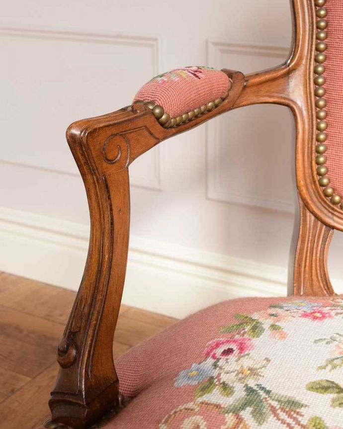 1Pソファ(ラウンジチェア) アンティーク チェア フランス生まれのエレガントなアンティークチェア、プチポワンのアームチェア(ピンク) 。肘置きにもプチポワン座った時に便利なアームの部分にもプチポワンの刺繍が。(j-659-c)