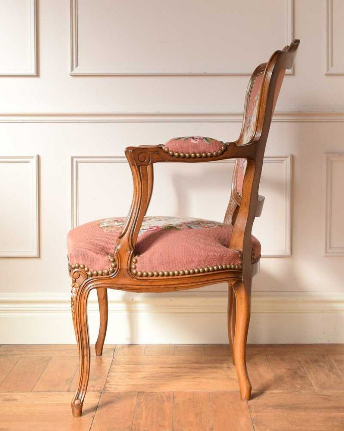1Pソファ(ラウンジチェア) アンティーク チェア フランス生まれのエレガントなアンティークチェア、プチポワンのアームチェア(ピンク) 。気品の感じられる横顔横から見ても優雅さは同じく美しいです。(j-659-c)