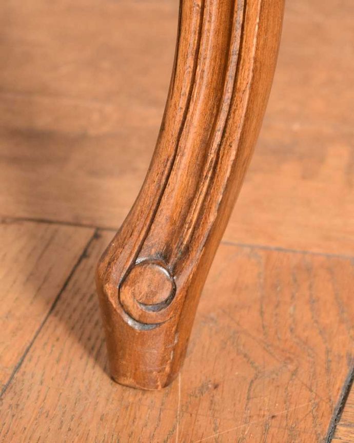 1Pソファ(ラウンジチェア) アンティーク チェア フランス生まれのエレガントなアンティークチェア、プチポワンのアームチェア(ピンク) 。移動もラクラクの理由は…Handleのアンティークチェアの脚の裏には、フェルトキーパーをお付けしていますので、持ち上げず床を滑らせてお使い頂けます。(j-659-c)