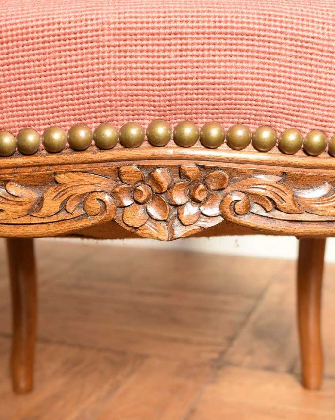 1Pソファ(ラウンジチェア) アンティーク チェア フランス生まれのエレガントなアンティークチェア、プチポワンのアームチェア(ピンク) 。フランスらしい彫が彩ります。(j-659-c)