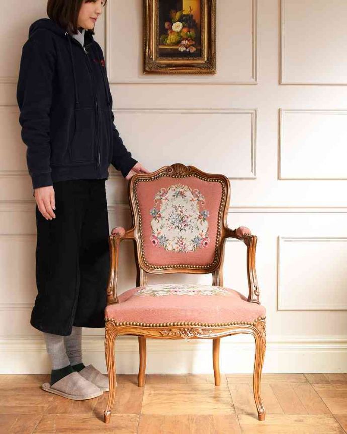 1Pソファ(ラウンジチェア) アンティーク チェア フランス生まれのエレガントなアンティークチェア、プチポワンのアームチェア(ピンク) 。女性らしさたっぷり。(j-659-c)