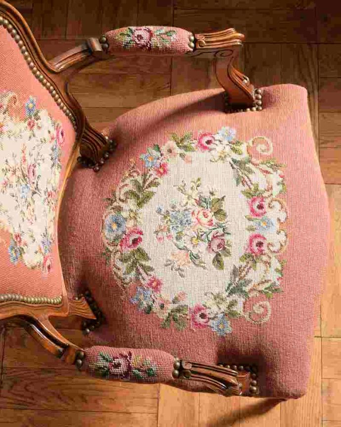 1Pソファ(ラウンジチェア) アンティーク チェア フランス生まれのエレガントなアンティークチェア、プチポワンのアームチェア(ピンク) 。絵画のような美しさ手刺繍とは思えないほど、細かく美しい絵はまるで絵画の様です。(j-659-c)