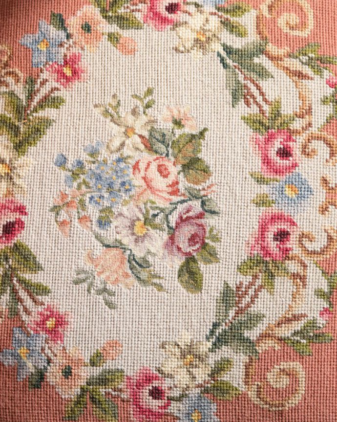 1Pソファ(ラウンジチェア) アンティーク チェア フランス生まれのエレガントなアンティークチェア、プチポワンのアームチェア(ピンク) 。女性らしいデザインコンディションがいいものを選んできました。(j-659-c)