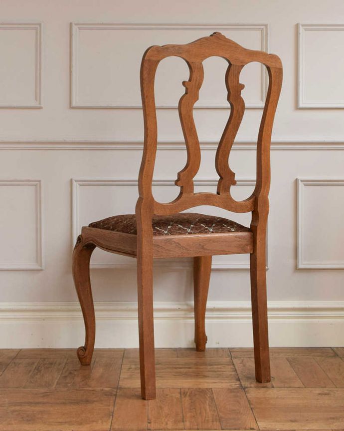 ダイニングチェア　アンティーク チェア　フランス輸入の華やかな椅子、お花の彫刻が華やかなアンティークダイニングチェア。後ろ姿にも自信アリ！並べた時に後ろから見ることも多い椅子。(j-662-c)