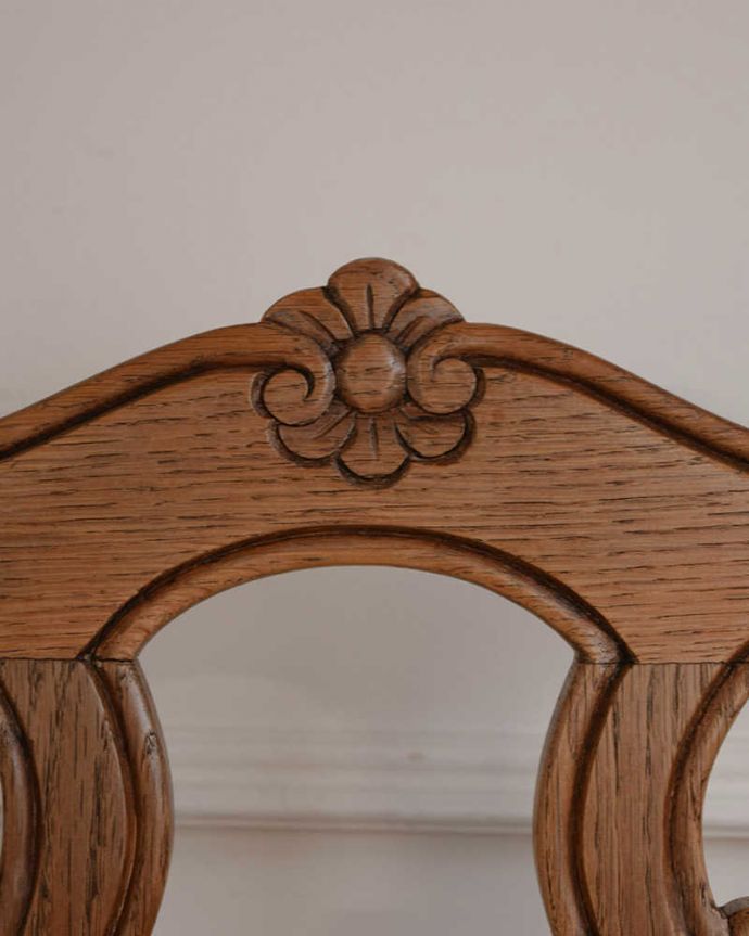 ダイニングチェア　アンティーク チェア　フランス輸入の華やかな椅子、お花の彫刻が華やかなアンティークダイニングチェア。うっとりするほど細かい細工まだ機械の発達していない時代に、手作業で作られた細かい細工。(j-662-c)