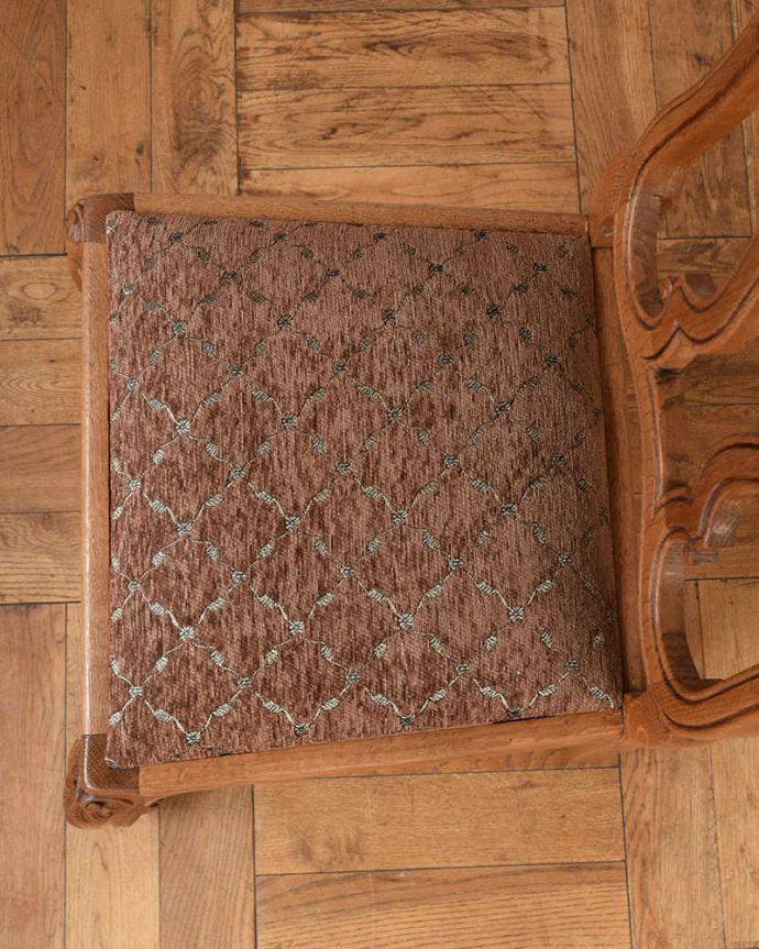 ダイニングチェア　アンティーク チェア　フランス輸入の華やかな椅子、お花の彫刻が華やかなアンティークダイニングチェア。座面を上から見るとこんな感じ座面は布貼りなので、長時間座っても疲れません。(j-662-c)